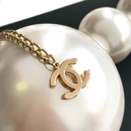 CC PEARL SHOULDER BAG IN WHITE ACETATE GOLD HARDWARE