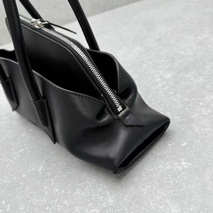 THE ATTICO LA PASSEGGIATA SMALL TOTE BAG IN BLACK CALFSKIN