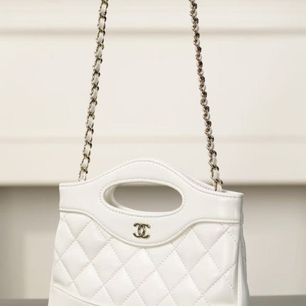 CC SHOPPING BAG 20 IN WHITE QUILTED CALFSKIN