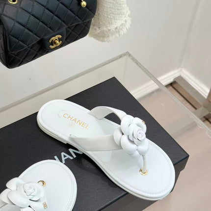 CHANEL THONG SANDALS CAMELLIA IN WHITE CALFSKIN
