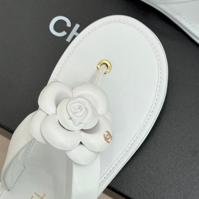 CHANEL THONG SANDALS CAMELLIA IN WHITE CALFSKIN