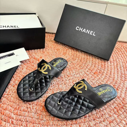 CHANEL 26S THONG SANDALS IN BLACK PATENT CALFSKIN WITH CC LOGO