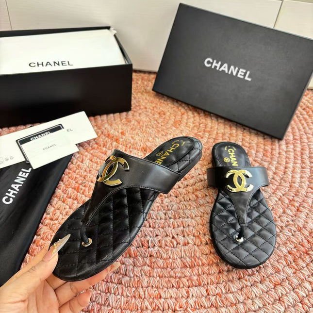 CHANEL 26S THONG SANDALS IN BLACK PATENT CALFSKIN WITH CC LOGO