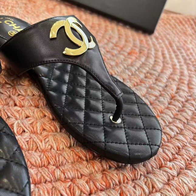 CHANEL 26S THONG SANDALS IN BLACK PATENT CALFSKIN WITH CC LOGO