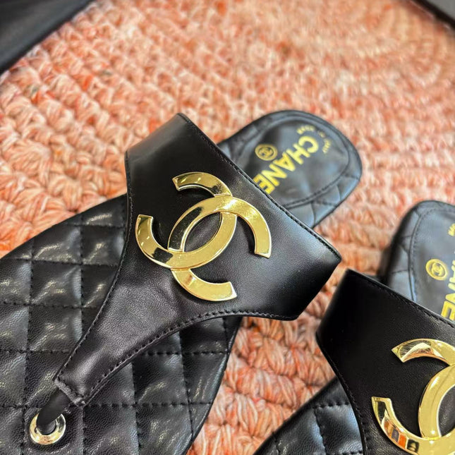 CHANEL 26S THONG SANDALS IN BLACK PATENT CALFSKIN WITH CC LOGO