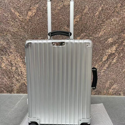 RIMOWA SUITCASE IN SILVER 08626