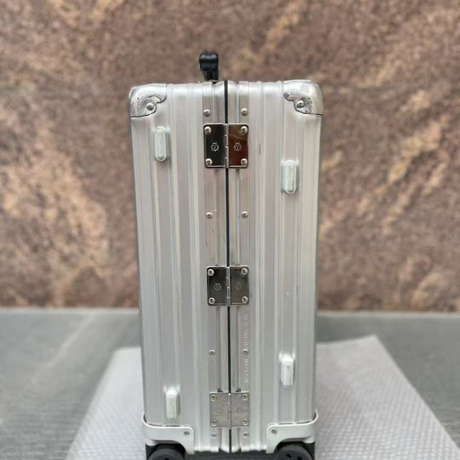 RIMOWA SUITCASE IN SILVER 08626