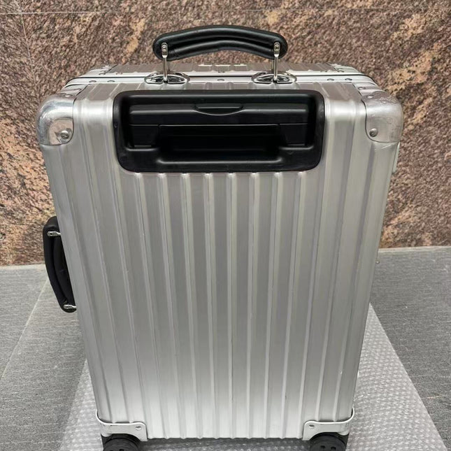RIMOWA SUITCASE IN SILVER 08626