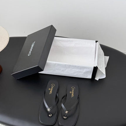 CHANEL 26S CC THONG SANDAL IN BLACK CALFSKIN 15726