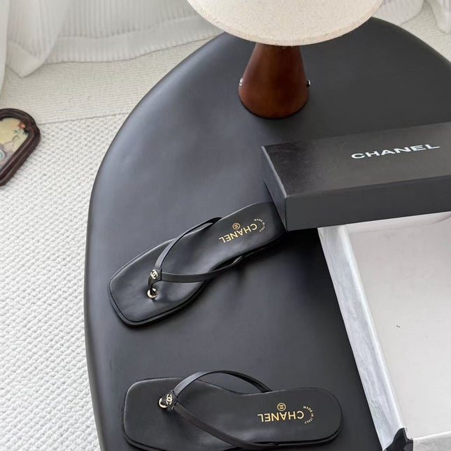 CHANEL 26S CC THONG SANDAL IN BLACK CALFSKIN 15726