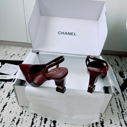CHANEL 26S METIERS D'ART SLINGBACK PUMP IN BURGUNDY PATENT CALFSKIN CUT-OUT CC LOGO HEEL