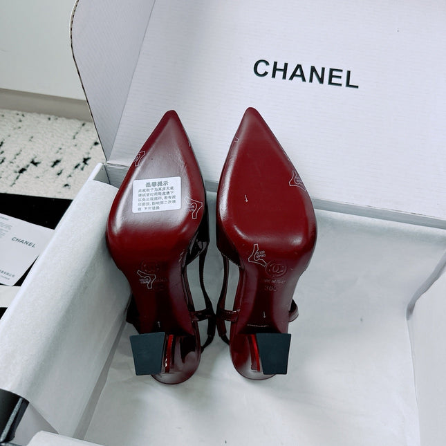 CHANEL 26S METIERS D'ART SLINGBACK PUMP IN BURGUNDY PATENT CALFSKIN CUT-OUT CC LOGO HEEL