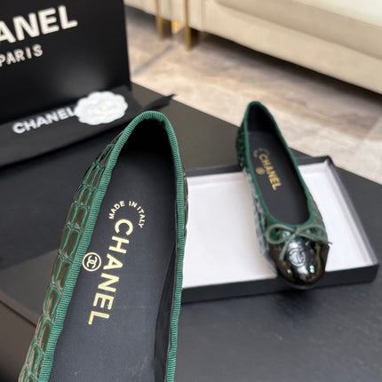 CHANEL 26S BALLET FLATS IN BLACK & GREEN PATENT LEATHER