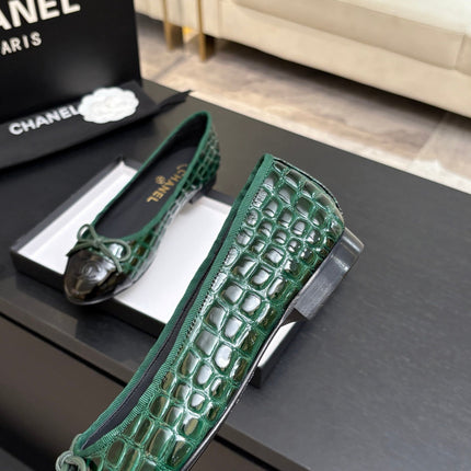 CHANEL 26S BALLET FLATS IN BLACK & GREEN PATENT LEATHER
