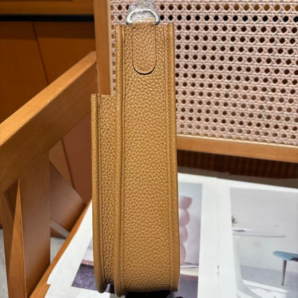 HM 26S EVELYNE 23 CM IN BROWN COWHIDE WITH GOLD HARDWARE