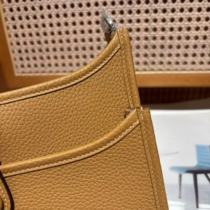 HM 26S EVELYNE 23 CM IN BROWN COWHIDE WITH GOLD HARDWARE