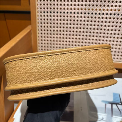 HM 26S EVELYNE 23 CM IN BROWN COWHIDE WITH GOLD HARDWARE