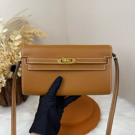 HM KELLY CLASSIQUE TO GO WALLET 20 IN BROWN CALFSKIN GOLD HARDWARE