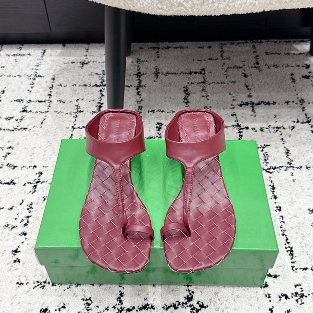 BOTTEGA VENETA 26S HIGH-HEEL THONG SANDALS 40 MM IN DARK RED CALFSKIN