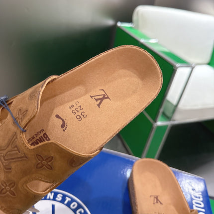 LV 26S SLIDES IN BROWN SUEDE