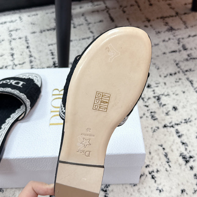 DIOR 26S SLIDES IN BLACK AND WHITE EMBOSSED OBLIQUE LACE EMBROIDERY