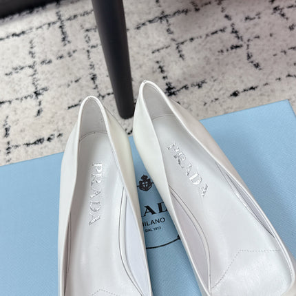 PRADA 26S POINTED-TOE HIGH HEELS 60MM IN WHITE PATENT CALFSKIN WITH LOGO