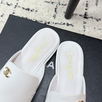 CHANEL 26S MULE LOAFERS IN WHITE SMOOTH CALFSKIN WITH CC LOGO