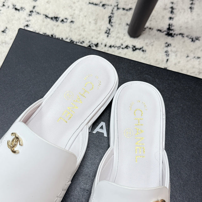 CHANEL 26S MULE LOAFERS IN WHITE SMOOTH CALFSKIN WITH CC LOGO