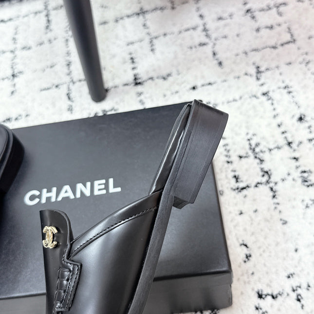 CHANEL 26S MULE LOAFERS IN BLACK SMOOTH CALFSKIN WITH CC LOGO