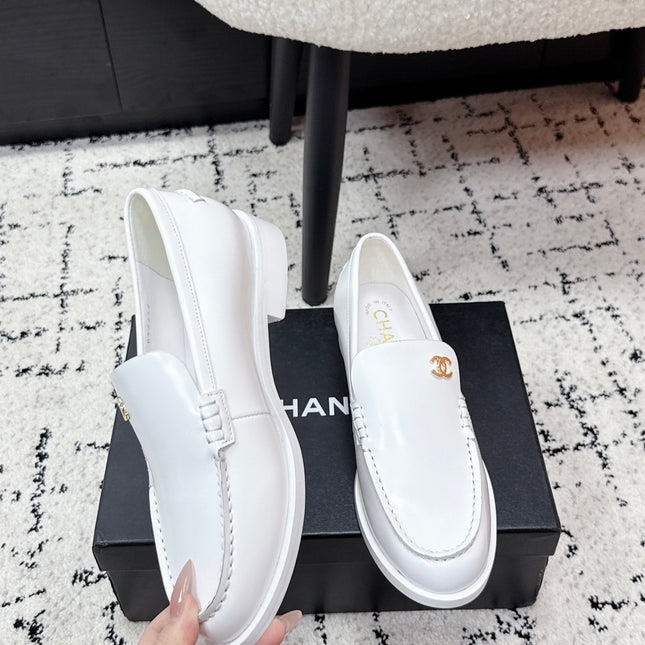 CHANEL 26S LOAFERS IN WHITE SMOOTH CALFSKIN WITH CC LOGO