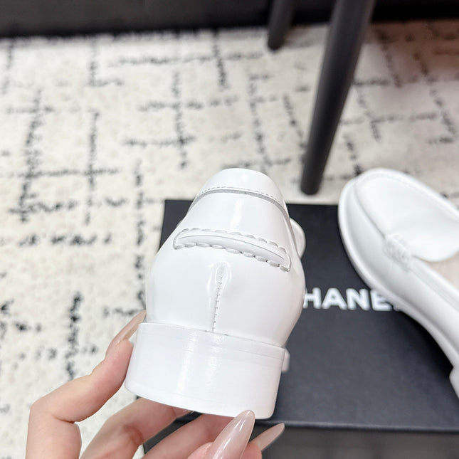 CHANEL 26S LOAFERS IN WHITE SMOOTH CALFSKIN WITH CC LOGO