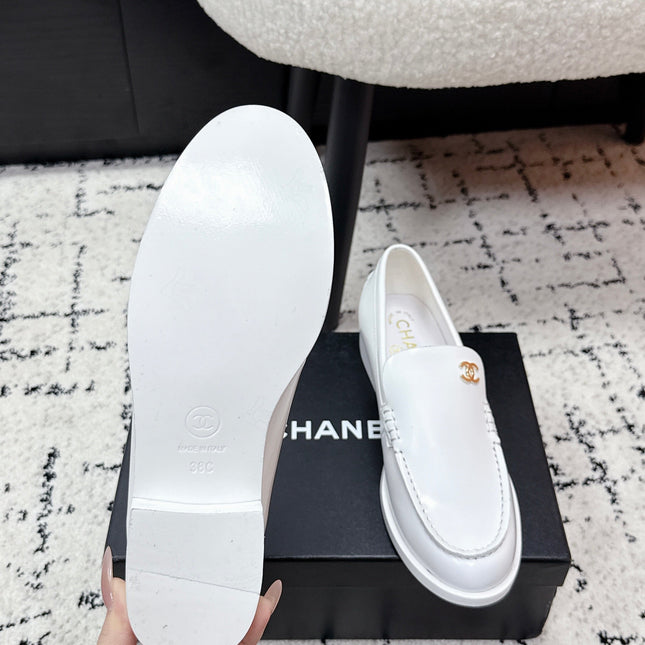 CHANEL 26S LOAFERS IN WHITE SMOOTH CALFSKIN WITH CC LOGO
