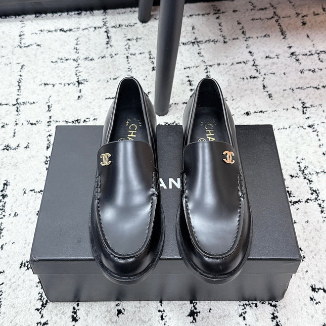 CHANEL 26S LOAFERS IN BLACK SMOOTH CALFSKIN WITH CC LOGO