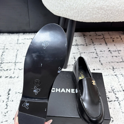 CHANEL 26S LOAFERS IN BLACK SMOOTH CALFSKIN WITH CC LOGO