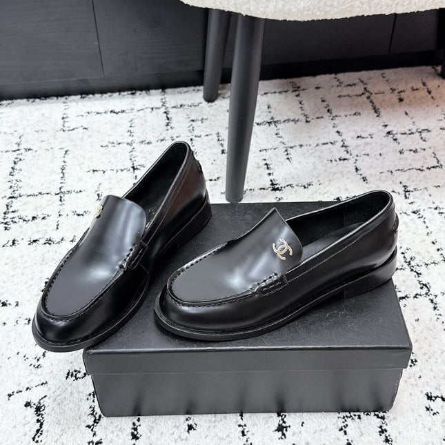CHANEL 26S LOAFERS IN BLACK SMOOTH CALFSKIN WITH CC LOGO