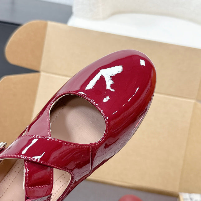 ALAIA 26S CROSS-STRAP BALLET FLATS IN RED GLOSSY LAMBSKIN