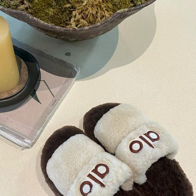 ALO 25S SLIDE SANDALS IN WHITE WOOL