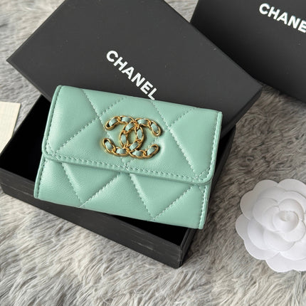MINI FLAP CARD HOLDER 11 IN BABY GREEN LAMBSKIN GOLD-TONE METALLIC