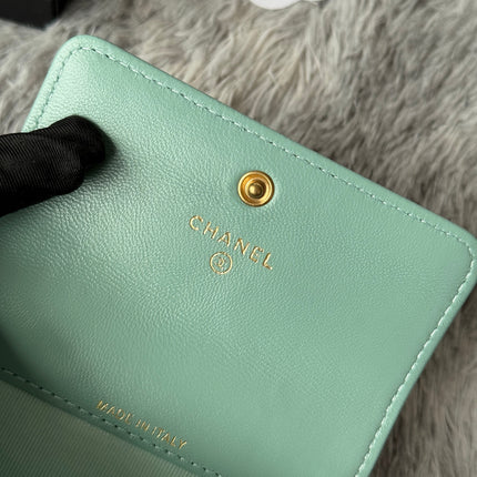 MINI FLAP CARD HOLDER 11 IN BABY GREEN LAMBSKIN GOLD-TONE METALLIC