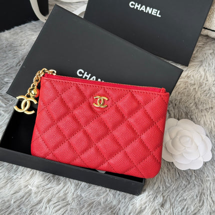 CC CLASSIC ZIPPED POUCH 14 IN RED GRAINED CALFSKIN GOLD-TONE CHARM CHAIN
