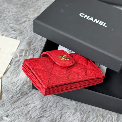 CARD HOLDER 10 CIRCLE CLASP IN RED CAVIAR LEATHER GOLD-TONE METALLIC
