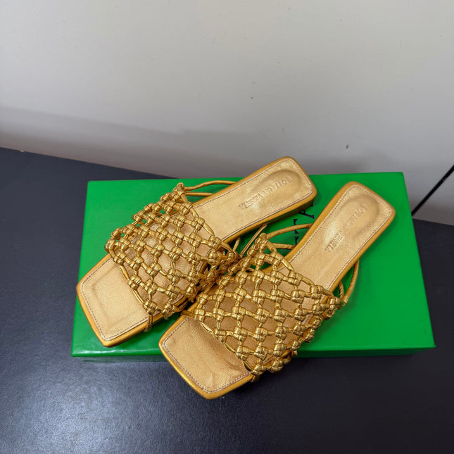 BOTTEGA VENETA 26S WOVEN STRAP SANDALS IN GOLD LAMBSKIN