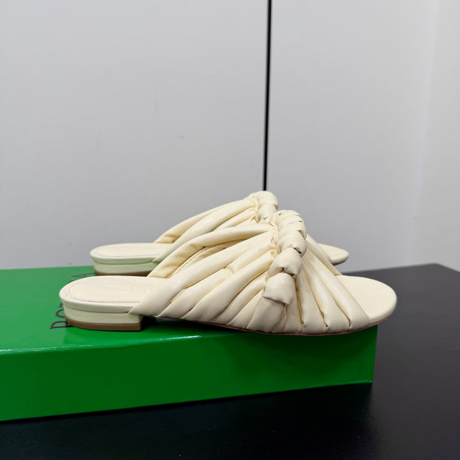 BOTTEGA VENETA 26S BRAIDED STRAP SANDALS IN BEIGE LAMBSKIN