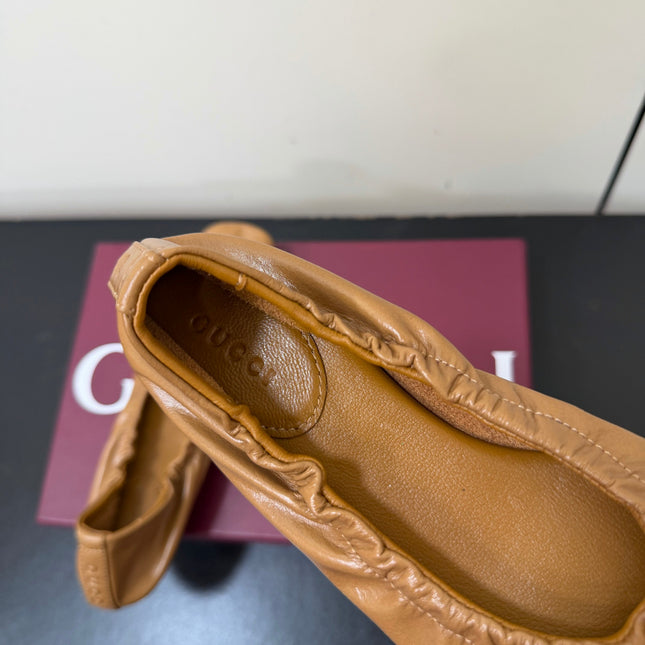 GUCCI 26S BALLET FLATS IN CARAMEL BROWN SHINY CALFSKIN GOLD HARDWARE