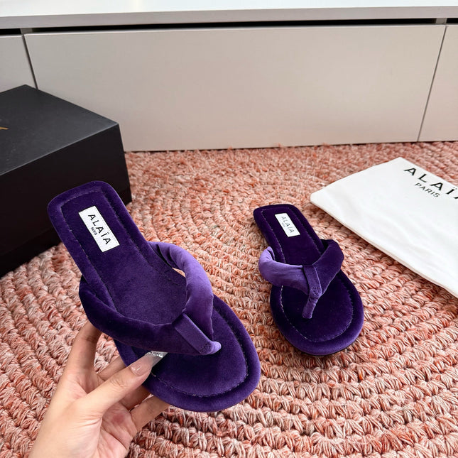 ALAIA 26S THONG SANDALS IN DARK PURPLE VELVET