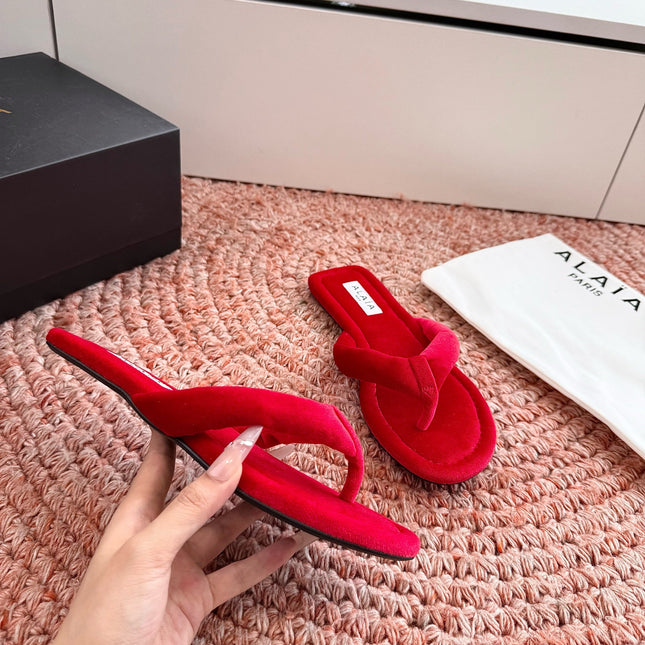 ALAIA 26S THONG SANDALS IN RED VELVET