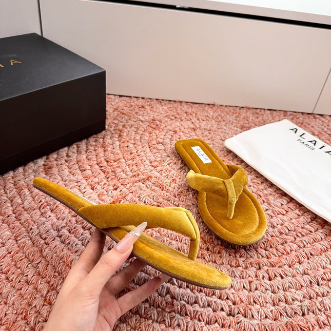 ALAIA 26S THONG SANDALS IN MUSTARD YELLOW VELVET