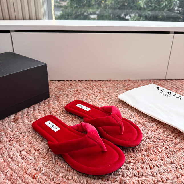 ALAIA 26S THONG SANDALS IN RED VELVET