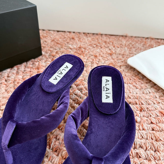 ALAIA 26S HEELED THONG SANDALS IN DARK PURPLE VELVET