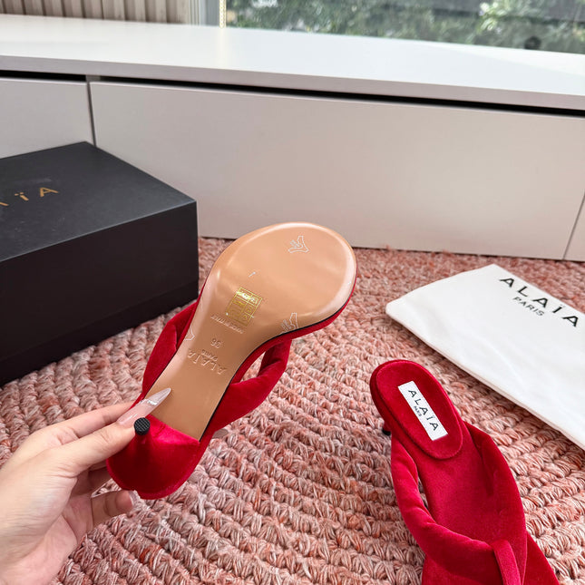 ALAIA 26S HEELED THONG SANDALS IN RED VELVET